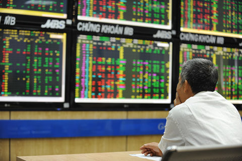 VN stocks extend losses on profit-taking pressure